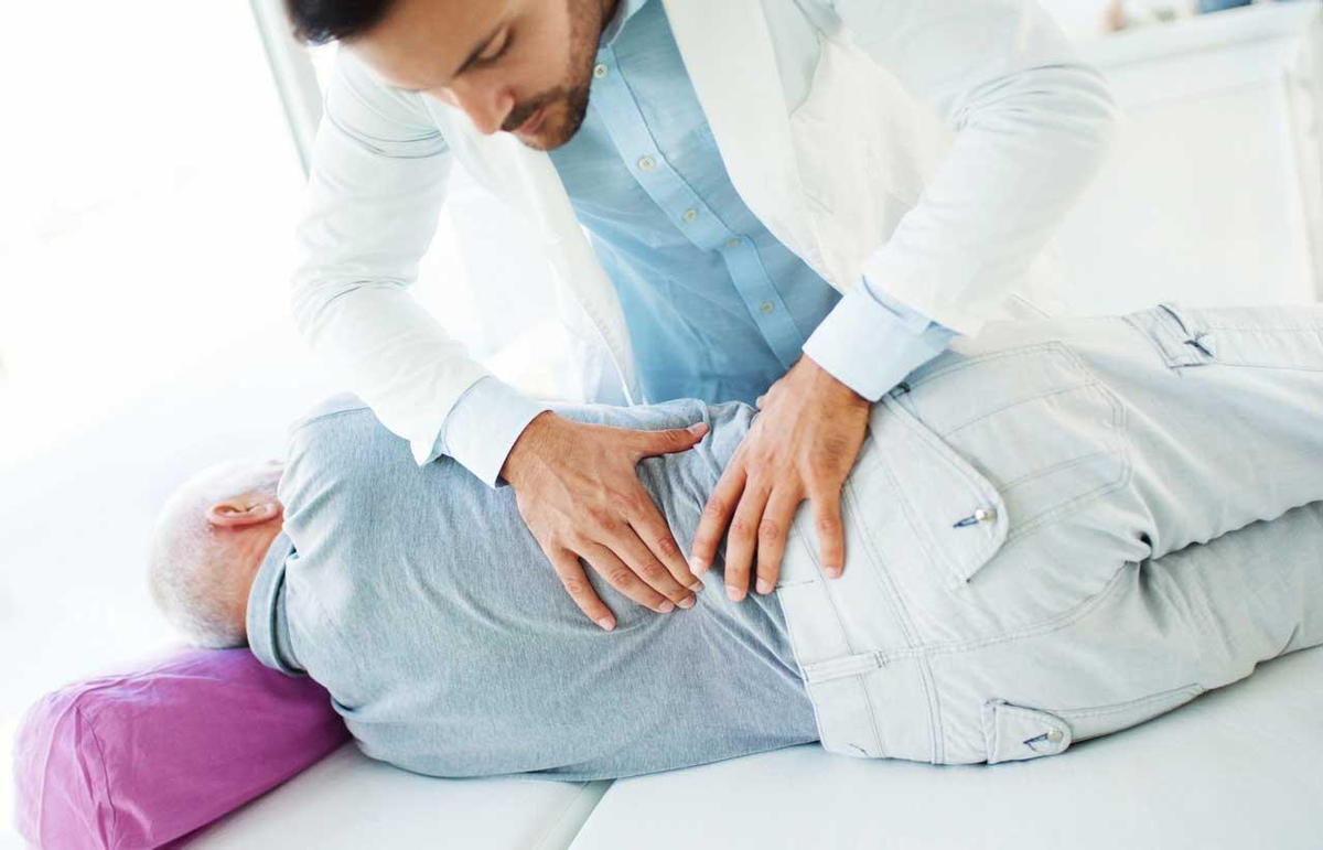 chiropractor treat an old man who suffers from hip pain