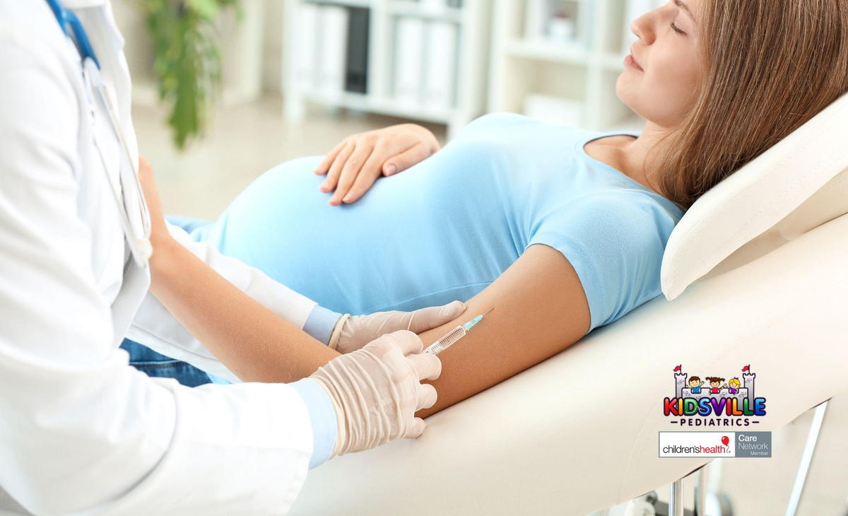 Pregnant woman gets a flu shot.