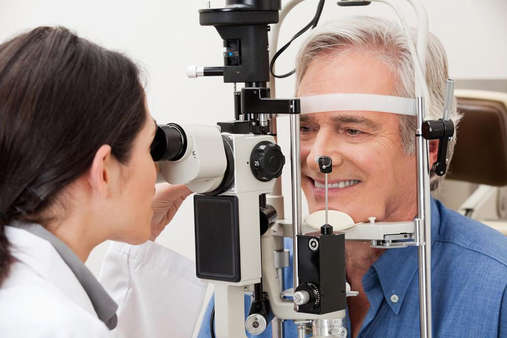 older male patient during an eye exam with an Elko optometrist to screen for age-related macular degeneration