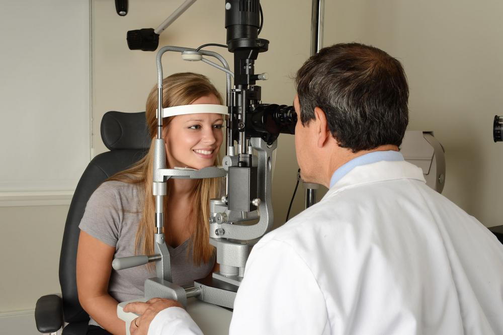sandy springs optometrist examing a patient