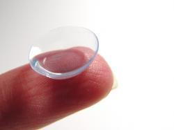 small_contact_lens_on_finger