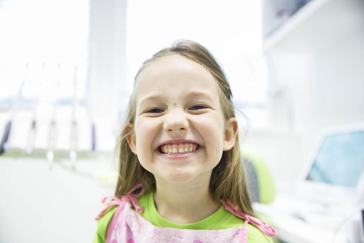 niña con cita en el Dentista Pediatrico Cerca de Mi