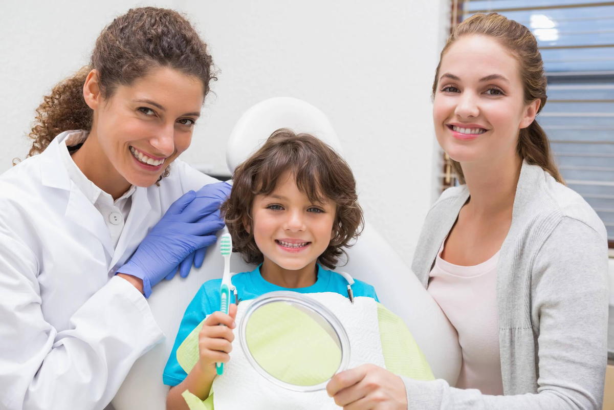 Dentista Pediatrico Cerca de Mi con su paciente