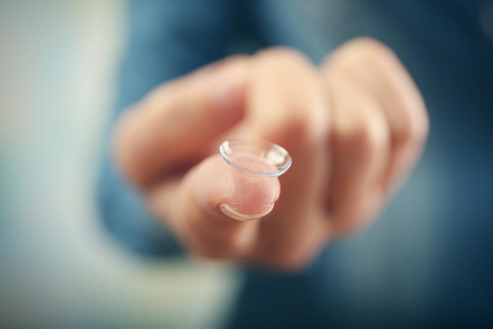 Holding a contact lens
